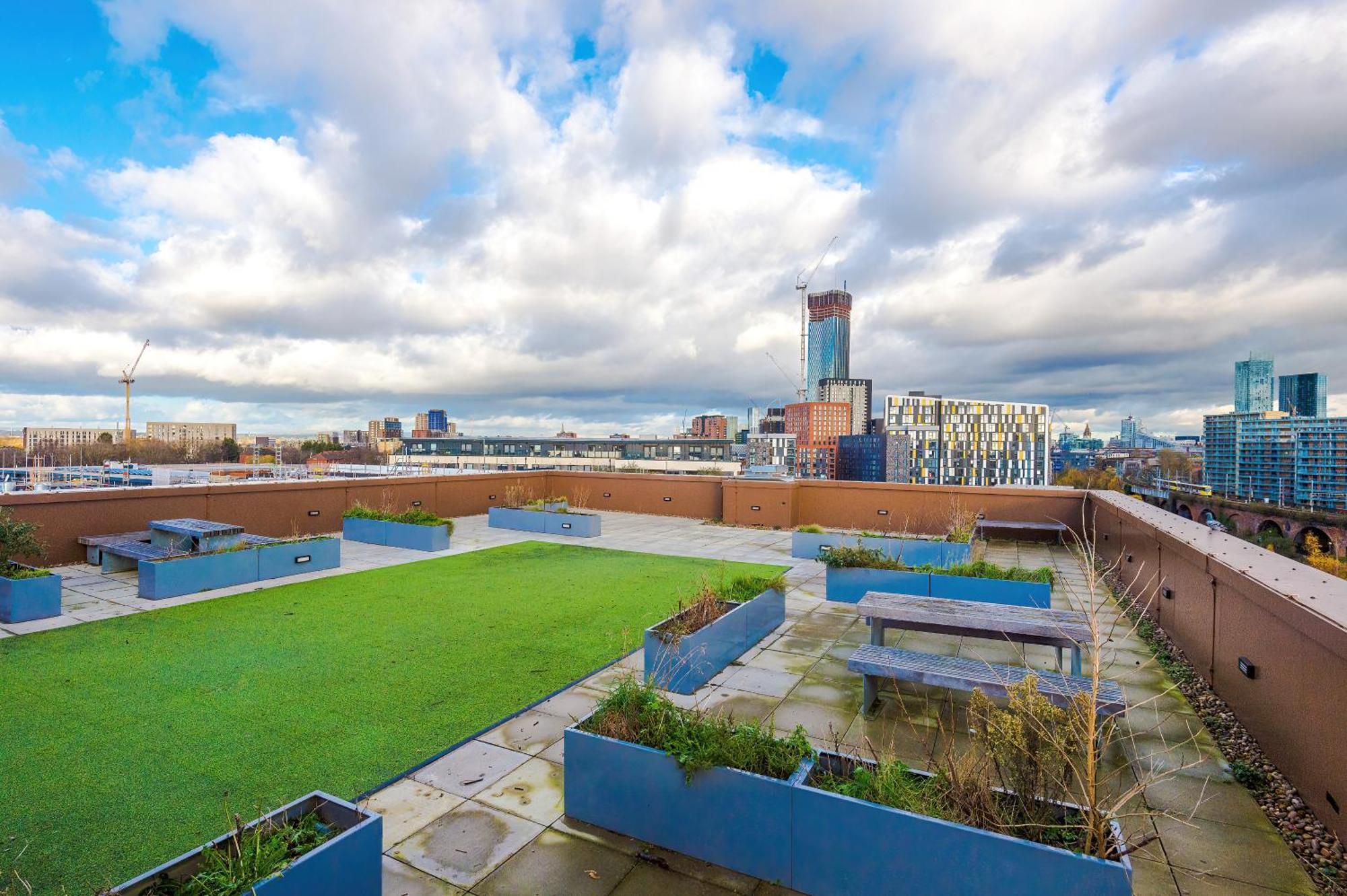 Waterhouse Suite: Modern 2-Bed in Manchester City Centre Exterior photo